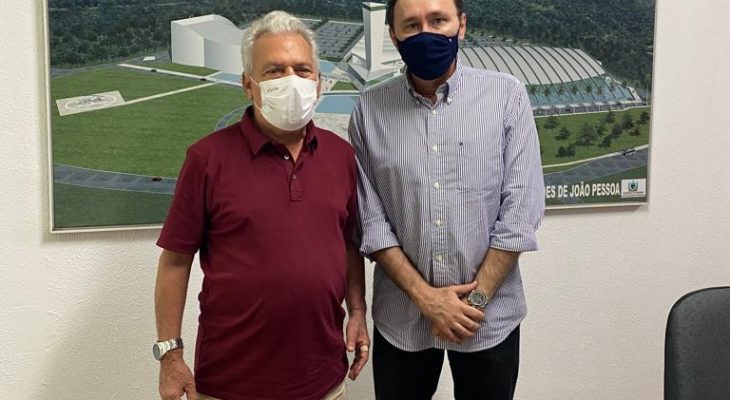 EM JOÃO PESSOA – Prefeito Zé Aldemir é recebido pelo secretário Deusdete Queiroga